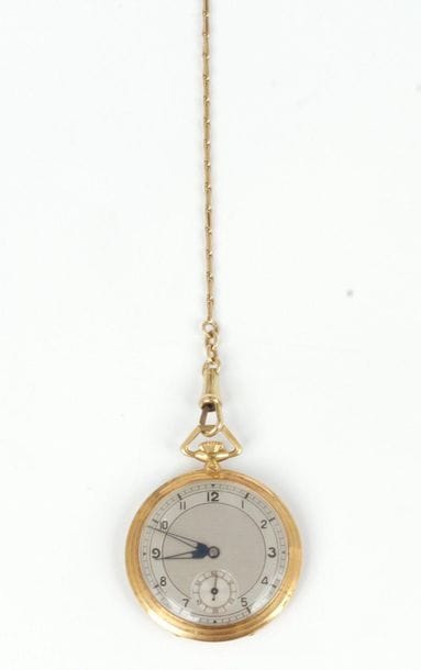 Montre de poche en or 18K (750), d’époque Art déco. Cadran peint, index chiffres arabes formant les heures, mouvement à remontoir, boîtier ciselé à décor géométrique.
Poids brut : 43,2 g
On joint une chaîne giletière en or.
Poids : 11,4 g