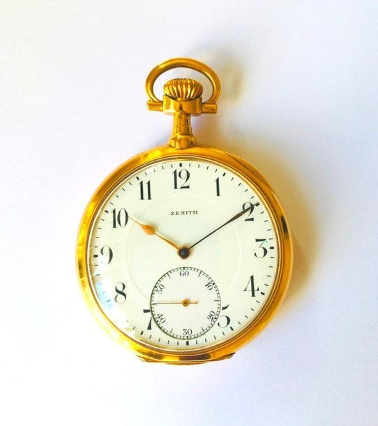 ZENITH. Vers 1900 
N° 122586. Montre de poche en or jaune 18K (750), cadran en émail blanc, index chiffres arabes formant les heures, trotteuse à 6H, mouvement à remontoir, boîtier lisse. 
Poids brut : 90,3 g