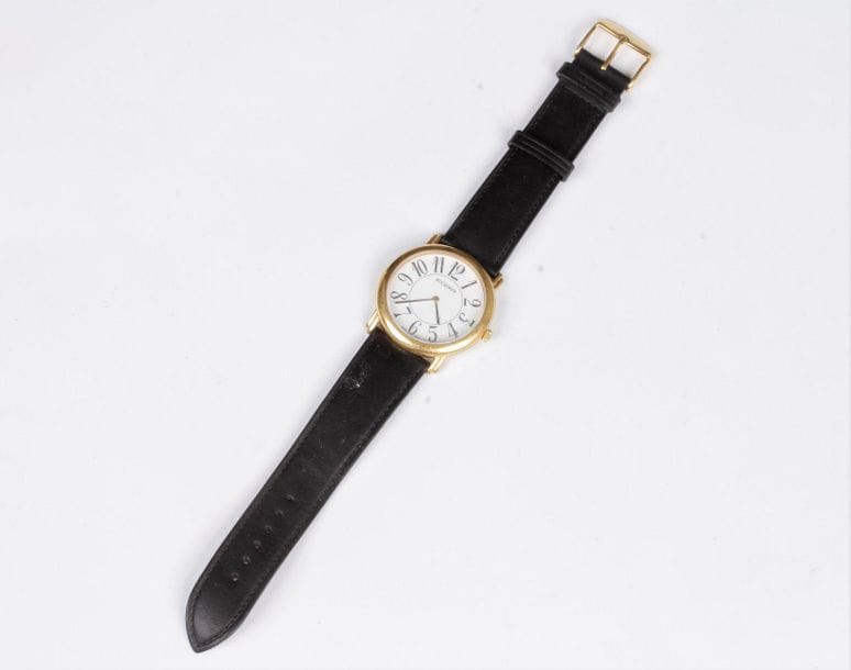 BUCHERER
Montre bracelet d’homme en métal doré. Chiffres arabes, bracelet cuir.
Ecrin (très usé)