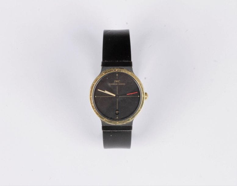 IWC Porsche Design
Montre bracelet d’homme en métal doré. Cadran onyx, date à 6 H. Bracelet en caoutchouc.