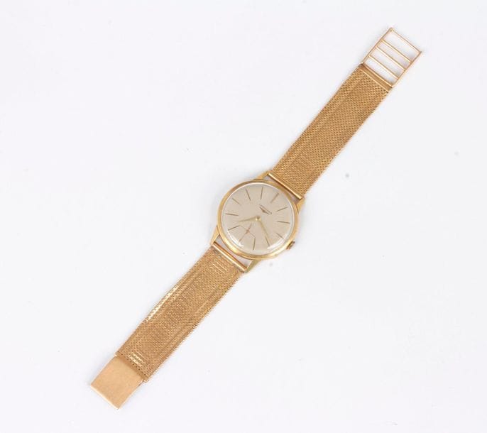 LONGINES Vers 1960
N° 774362. Montre bracelet pour homme en or jaune 18K (750), cadran blanc, index bâtons appliqués formant les heures, trotteuse à 6H, mouvement à remontage mécanique calibre 12,68Z, boîtier non signé, bracelet en or jaune 18K.
Poids brut : 64,3 g