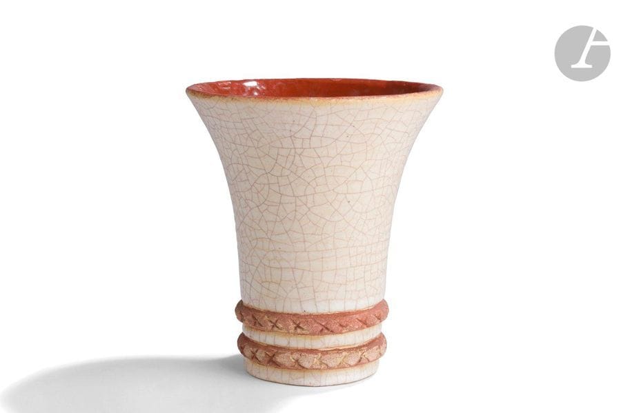 MARJOLAINE & LUC LANEL (1897-1976) & (1893-1965)
Vase cornet. Épreuve en céramique émaillée ivoire et finement craquelé. Décor de deux boudins en ressauts non émaillés et au décor gravé de croix. L’intérieur émaillé brique. Signé m. luc LANEL sous la base. H. 17 cm