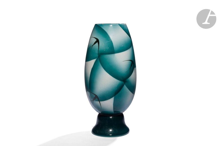 MANUFACTURING GALVANI - PORDENONE ITALIA - CERAMICA FUTURISTALes
 swallows, the design of the decoration attributed to Angelo Simonetto (1906-1961
)Large ovoid vase on high heel. Proof in polychrome glazed earthenware. Chips and lacks around the neck and heel. Bears the workshop stamp and the number 40 under the base. H. 31.5 cm

