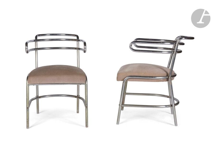 TRAVAIL MODERNISTE
Paire de fauteuils en métal tubulaire chromé. Tous les assemblages terminés par des sphères en métal chromé. Les assises tapissées de velours beige. État d’usage, piqûres au chrome, oxydations au métal. H. 72 cm - L. 55 cm - P. 50 cm