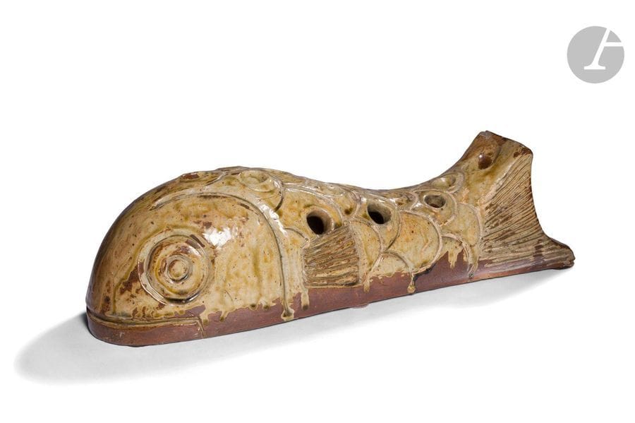 JEAN LERAT (1913-1992) – LA BORNE
Poisson pique-fleurs, 1941
Très important sujet zoomorphe stylisé formant surtout-jardinière de table. Épreuve en grès émaillé. Un éclat et manque sur le haut de queue. Signé, situé et daté J. LERAT La Borne 1941 et porte le N° 51 sous la base. H. 14 cm – L. 54 cm – l. 14,5 cm