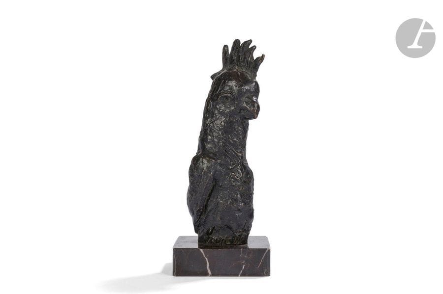 ÉLISABETH DE GOURCUFF (XXe-XXIe)
Cacatoès 
Sculpture. Épreuve en bronze à patine vert sombre. Base en marbre noir. Signée GOURCUFF vers la base sur le bronze. H. totale : 17,5 cm