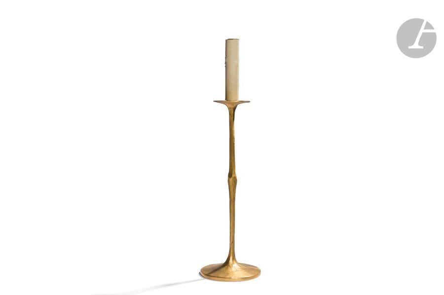 FÉLIX AGOSTINI (1912-1974) 
Spirale, le modèle créé en [1960]
Pied de lampe. Épreuve en bronze doré. Édition ancienne. H. (sans douille) : 53 cm 

Important :
Un certificat de Dominique Kerguenne, fille de l’artiste, pourra être remis à l’acquéreur, à sa demande et à sa charge.