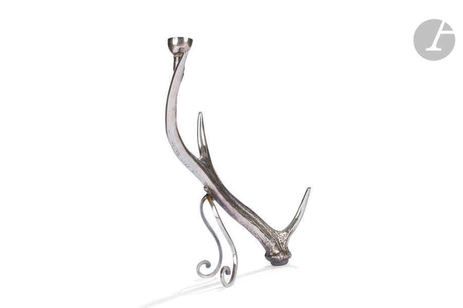 MARIA PERGAY (NÉE EN 1930)
Lampe cerf, circa 1960
Pied de lampe. Épreuve en bronze argenté. Édition ancienne des années 1960. Vendu sans abat-jour. H. 39 cm

Bibliographie :
Maria Pergay, complete works 1957-2010 - Suzanne Demisch & Stéphane Danant, éditions Damiani, Bologne, 2011. Une œuvre identique référencée et reproduite sous le numéro 42 et une autre en illustration de la page de garde du chapitre consacré aux Objets.