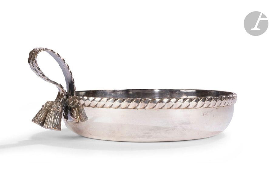 MARIA PERGAY (NÉE EN 1930)
Passementerie, le modèle conçu en [1957]
Coupe. Épreuve en métal argenté. Édition ancienne des années 1960. L. 27 cm

Bibliographie :
Suzanne Demisch & Stéphane Danant - Maria Pergay, complete works 1957-2010 - Éditions Damiani, Bologne, 2011. Une œuvre identique référencée et reproduite sous le numéro 30.