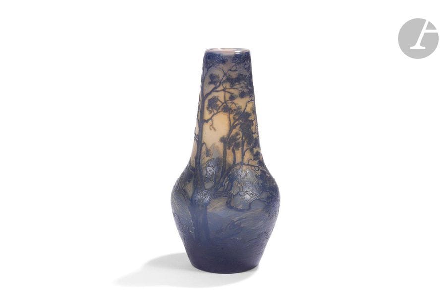 DE VEZ – CAMILLE TRUTIÉ DE VARREUX (1872-1942) (DIT)
Les monts du Sud 
Vase piriforme. Épreuve en verre multicouche au décor dégagé à l’acide et traité polychrome sur fond beige opaque. Col probablement rodé. Signé DEVEZ, en réserve gravé en camée à l’acide. H. 16 cm