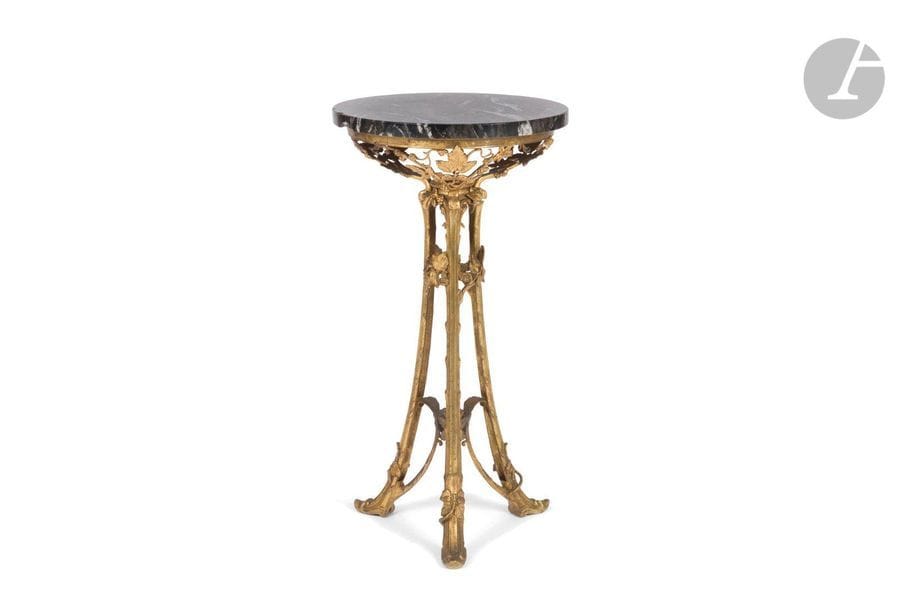 MAISON CHRISTOFLE & Cie 
La vigne, circa 1900
Rare guéridon d’appoint d’époque Art nouveau pouvant former sellette. Le pied naturaliste en bronze doré. Le plateau circulaire en marbre. État d’usage, altérations, oxydations et usures à la dorure. Marqué du cachet CHRISTOFLE, du poinçon et porte un numéro sous un des pieds. H. 62 cm – D. 33 cm