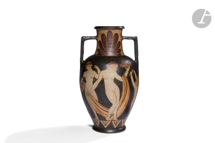 POTERIE DE CIBOURE – ÉTIENNE VILOTTE (1881-1957) DIRECTEUR
Décor néo-grec, fête antique
Important vase balustre à deux anses détachées et à l’évocation d’une amphore. Épreuve en grès ; le décor dans des réserves sur fond noir et enrichi d’ocre et de brun. Circa 1920/30. Marqué CIBOURE VE (en partie effacé) sous la base. H. 37 cm