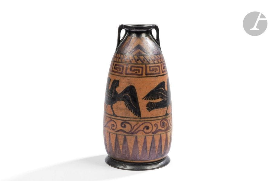 POTERIE DE CIBOURE – ÉTIENNE VILOTTE (1881-1957) DIRECTEUR
Décor néo-grec, frise de sphinges ailés
Vase obus à deux anses détachées et à l’évocation d’une amphore. Épreuve en grès ; le décor traité noir et brun sur fond terre ocre. Circa 1920/30. Défaut d’origine dans le décor. Marqué CIBOURE VE sous la base. H. 25 cm
