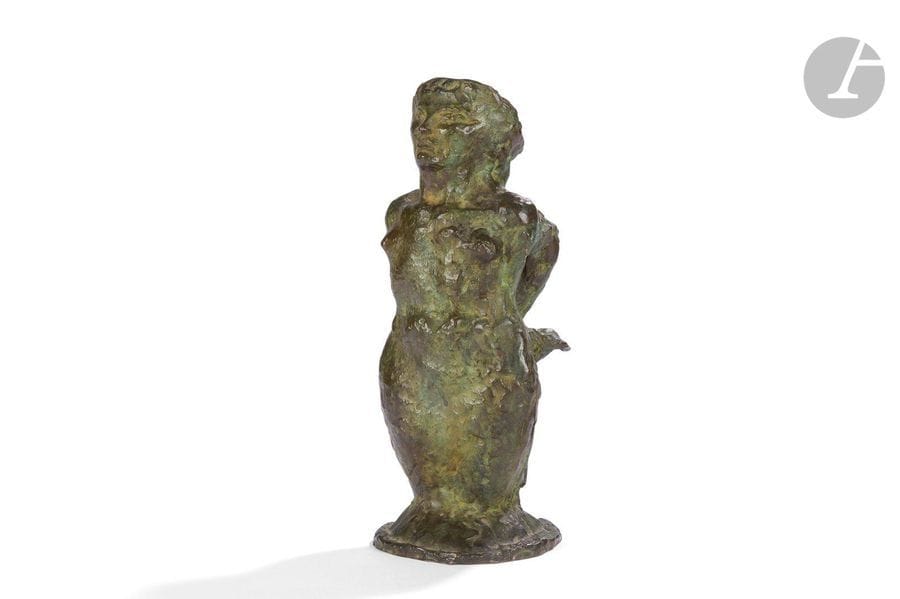 ÉMILE-ANTOINE BOURDELLE (1861-1929)
Le Cruchon (Femme agenouillée), le modèle créé en [1929], épreuve n° 3
Sculpture formant vase. Épreuve en bronze à patine vert antique nuancé. Fonte ancienne d’une édition post-mortem. Marquée du monogramme A. B. (formant étoile) et porte la mention © by Bourdelle à l’arrière de la terrasse, porte également le cachet SUSSE Fondeur Paris et la mention N° 3 à deux reprises sur le pourtour de la terrasse, présence d’étiquettes anciennes sous la terrasse dont une avec la mention manuscrite BOURDELLE et une autre avec les mentions également manuscrites : 647 J – Small amphore or pitcher. H. 25 cm

Provenance :
Collection Gaston Diehl.

Important :
En 1965, lors de la publication du catalogue raisonné, le tirage de ce modèle était réputé à 5 exemplaires.

Bibliographie : 
Bourdelle – Ionel Jianou & Michel Dufet, Arted éditions d’art, Paris, 1965. Modèle référencé dans le catalogue raisonné page 119 (sans numéro). 

Œuvres en rapport : 
Le musée Bourdelle conserve quelques dessins préparatoires à cette œuvre, dont certains datés de 1926 et titrés L’Amphore, sous les numéros d’inventaire MBD2922, MBD2923, MBD2959, MBD4736 et MBD4978 et des plâtres et des bronzes relatifs à ce modèle. 