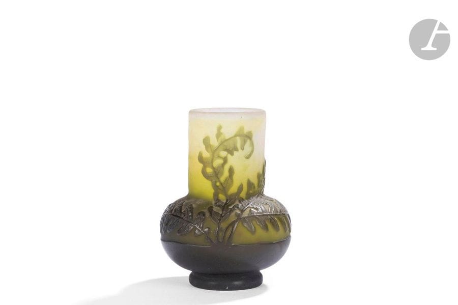 ÉTABLISSEMENTS GALLÉ (1904-1936) 
Fougères
Vase à panse renflée et au col cylindrique reposant sur talon. Épreuve en verre multicouche au décor, dégagé à l’acide, traité vert sur fond gris-blanc nuancé de vert. Signé GALLÉ, en réserve gravé en camée à l’acide. H. 9,5 cm 