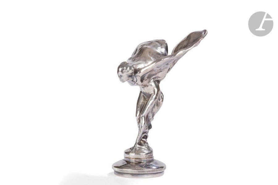 CHARLES ROBINSON SYKES (1875-1950)
Spirit of ecstasy, le modèle conçu en [1911]
Mascotte Rolls-Royce formant bouchon de radiateur. Épreuve en bronze (re)argenté. Marquée ROLLS ROYCE Reg.Us.Pat.off sous la base. H. 16,5 cm 