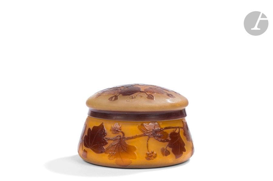 ÉTABLISSEMENTS GALLÉ (1904-1936) 
Lierre
Bonbonnière ; la base tronconique, le couvercle bombé. Épreuve en verre multicouche au décor, dégagé à l’acide, traité brun sur fond ocre jaune. Signé GALLÉ, en réserve gravé en camée à l’acide sur le couvercle et sur la base. H. 7 cm – D. 10,5 cm