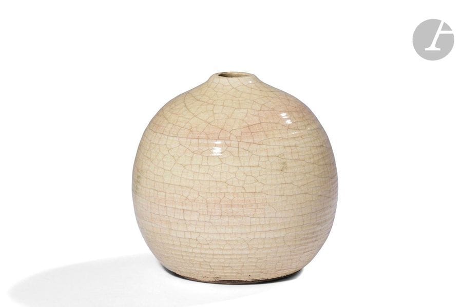 JEAN BESNARD (1889-1858)
Ivoire craquelé, 1931
Pied de lampe. Épreuve en céramique émaillée ivoire craquelé. Le fond et le bas de la panse percés d’origine. Petits éclats sous la base. Monogrammé et daté J.B. 1931 sous la base. H. 14 cm