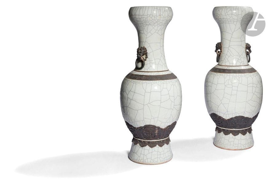 CHINE, Nankin - XIXe siècle
Paire de vases en porcelaine craquelée et grès, deux anses en forme de tête de chimère, l’épaulement orné de grecques. (Restauration à l’agrafe au col de l’un). 
H. 60 cm