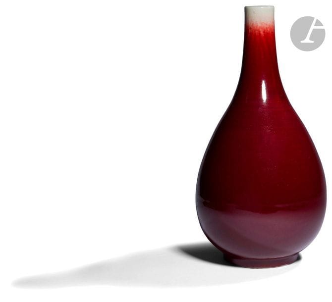 CHINE
Vase bouteille en porcelaine émaillée en rouge sang de bœuf. 
H. 45,4 cm