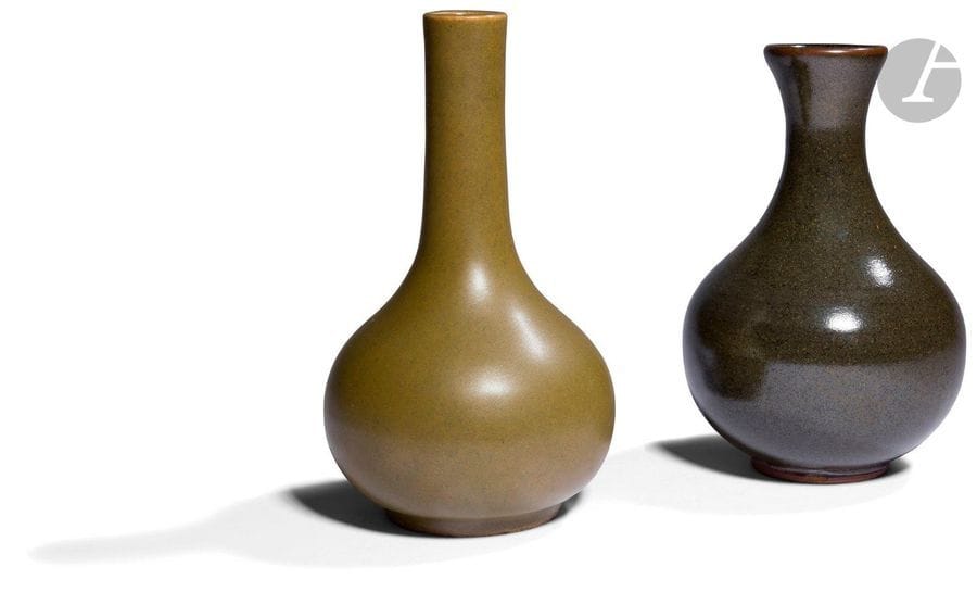 CHINA - 20th centuryTwo
porcelain vases enamelled tea powder, one bottle-shaped with a straight neck, the other with a flared neck
.
 
H. 19,2 and 20,7 cm

