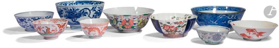 CHINE et VIETNAM
Ensemble comprenant neuf bols en porcelaine dont trois bleu blanc et six émaillés polychrome, à décor de fleurs, dragons et dignitaires. (Accidents, éclats, fêlures et manques). 
Diam. de 10,2 à 20 cm