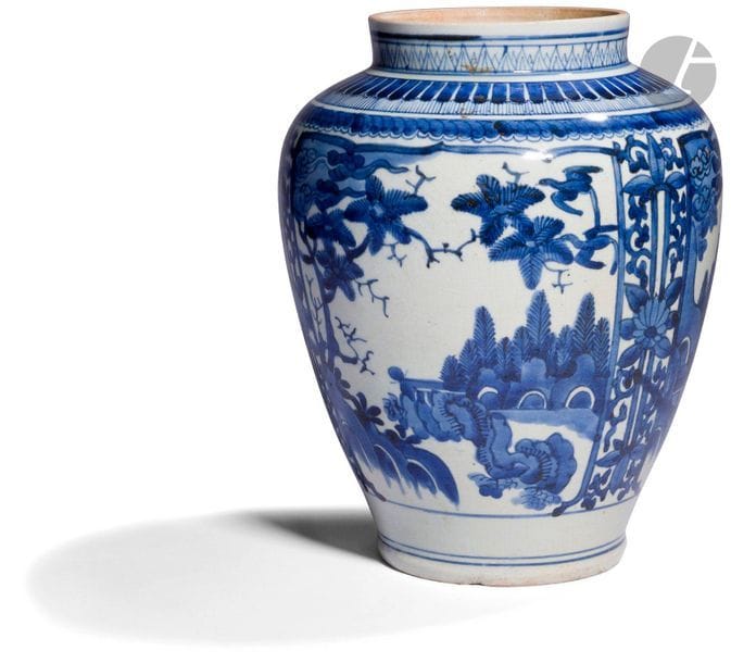 JAPAN, Fours d'Arita - XVIIth
centuryBaluster porcelain
vase
enamelled in blue underglaze, decorated with landscapes with pine trees (vertical crack on the whole body, a crack above the foot, firing crack
at the foot).
 
H. 27.2 cm

