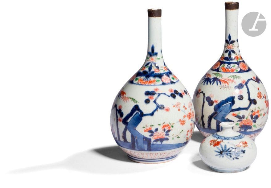 JAPAN - 18th centuryPair of
porcelain bottle vases enamelled in blue underglaze, green, iron red and gold with "d'Imari" decoration of the three friends of winter, pine, prunus and bamboo, the end of the neck enamelled brown. (Accidents and missing collars, shocks and cracks
).
 
H. 24.

1 cmA
 

small round open-necked porcelain bottle with blue underglaze, iron red and gold enamel decoration of flowering branches is attached. China, 18th century.



 





 





 





 





 





 





 




