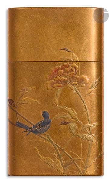 JAPAN - MEIJI Era (1868 - 1912
)Gold lacquer case with hira maki-e decoration of a bird perched on a branch of a flowering chrysanthemum, and a bird in flight. (Wearing of the lacquer and scratches on the upper and
lower
edges
).
 
H. 8.6 cm

