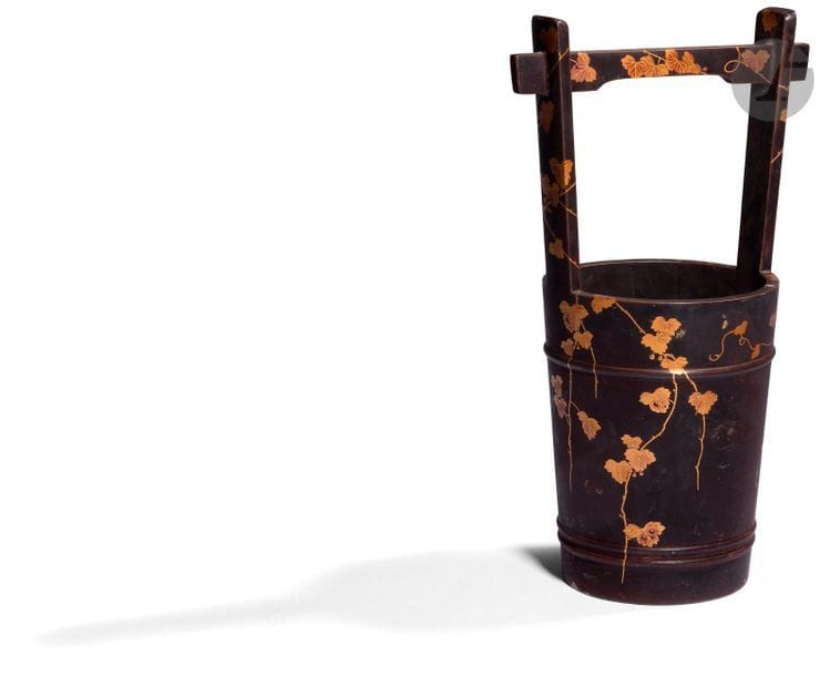 JAPON - Époque MEIJI (1868 - 1912)
Panier en bois laqué brun à décor en laque or de branches de feuilles d’érable. (Égrenures). 
H. 35,2 cm