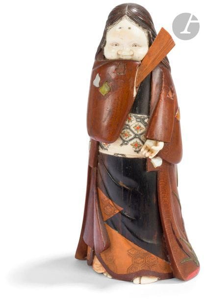 JAPAN - MEIJI Period (1868 - 1912
)Wooden and ivory statuette of Okame standing, holding the fan in front of his mouth, the dress with mother-of-pearl inlaid decoration and hard chidori stone in flight. (Missing and
restoration).

H : 20 cm

