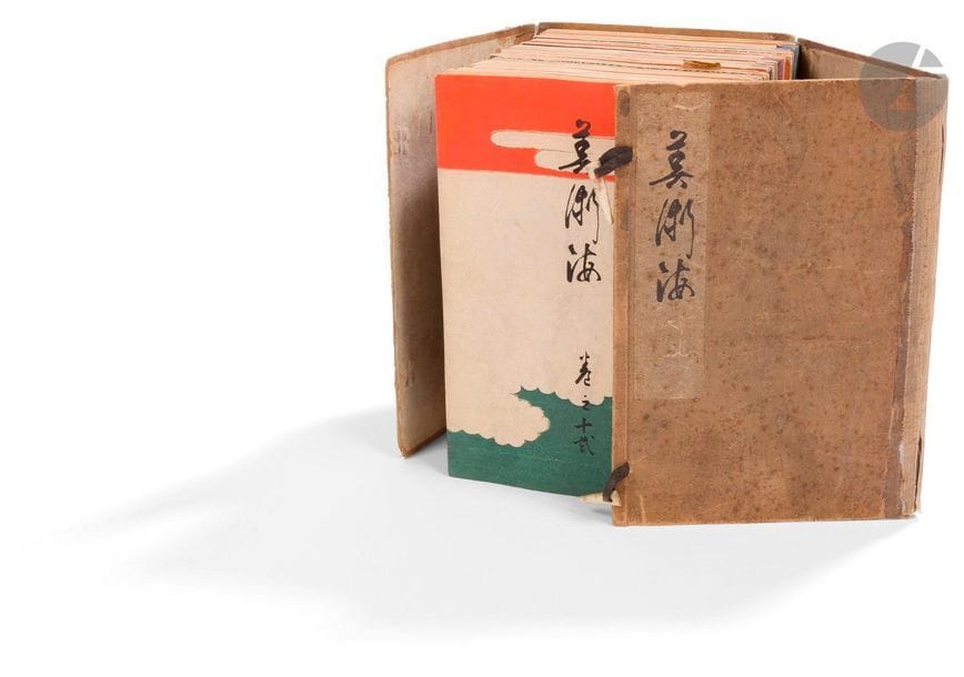 Shin bijutsukai
Monthly Magazine of Various Designs by the Famous Artists of Today
40 volumes présentant des motifs variés inspirés des saisons, certains rehaussés à l’encre argent ou alternant les motifs mats et brillants. Éditeur Unsodo.