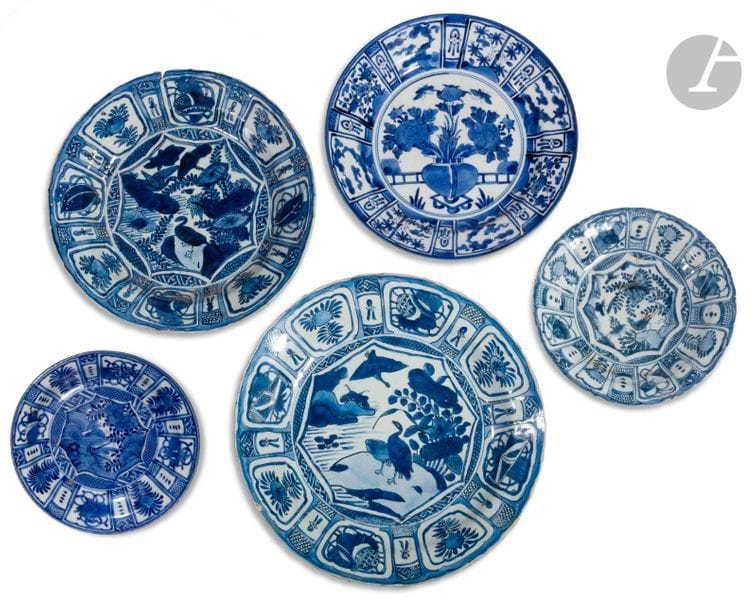 CHINE - Époque WANLI (1573 - 1620)
Assiette en porcelaine blanche émaillée en bleu sous couverte de pie parmi les rochers fleuris en décor central, de fleurs et de feuilles en réserve. (Égrenures, fêlures). Diam. 20,6 cm
On joint deux plats et deux assiettes de style kraak, émaillés en bleu sous couverte d’oiseaux et bouquets fleuris. (Bulles de cuisson, éclats, fêlures, restaurations). Diam. de 19,5 à 31,7 cm