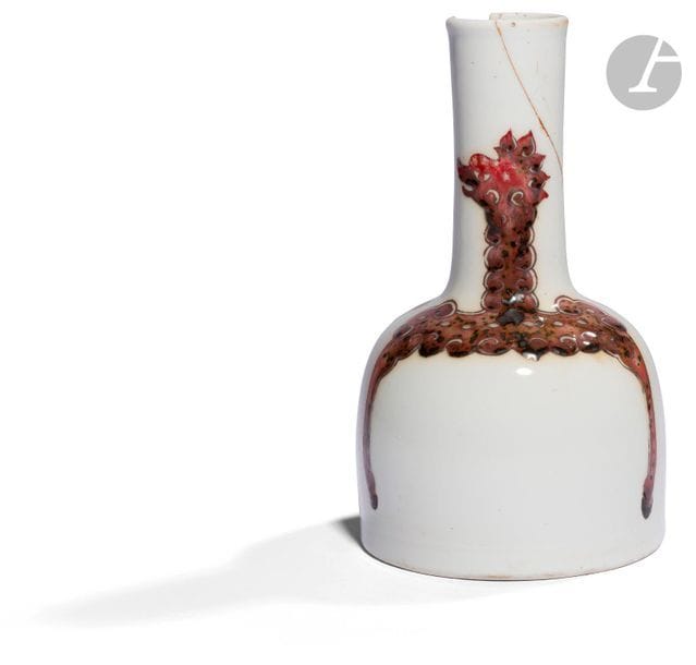 CHINA 
)White porcelain mallet vase called "ma ti zun" with red stylized phoenix iron decoration. Apocryphal mark in blue under Kangxi cover. (Splinter at the neck and cracks
).

H. 21 cm
 