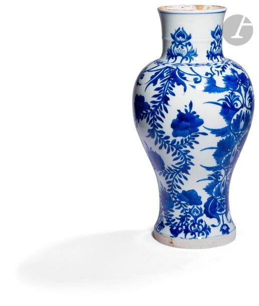 CHINA - KANGXI Era (1662 - 1722
)Baluster vase with straight neck in white porcelain enamelled in blue underglaze with foliated branches decoration. (Very grinded foot, pierced bottom, restored neck
).
 
H. 43,5 cm

