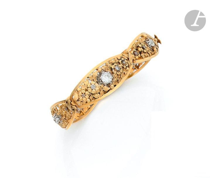 18K (750) gold bracelet, articulated by 5 oval links adorned with carved and chiselled flowers and foliage, set with old cut diamonds and cut into roses. Early 20th century work. In its case.
Length:
about
18 cm
.

Gross weight: 29.4 g (missing)

