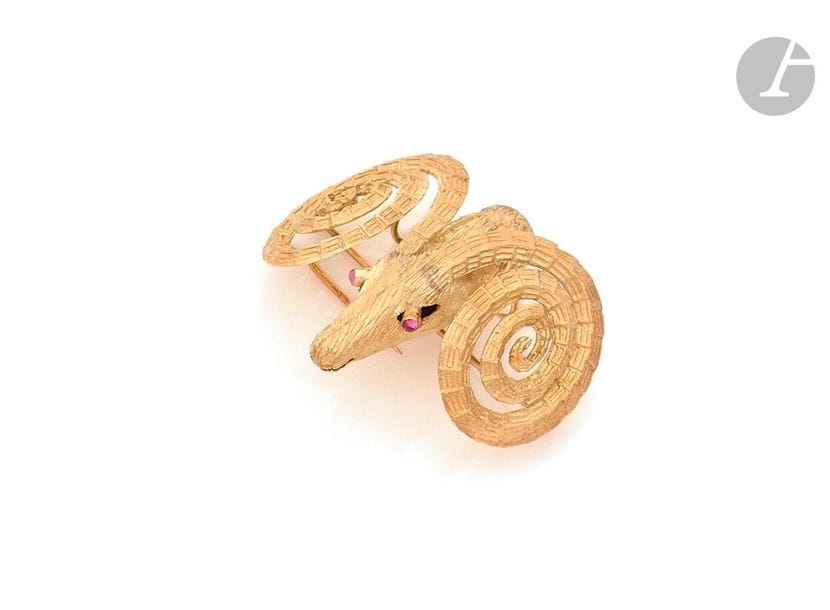 Broche en or 18K (750) sculpté en tête de bélier, les yeux piqués chacun d’un rubis. Travail probablement grec de la seconde moitié du XXe siècle.
Dimensions : 4,3 x 3,4 cm environ.
Poids brut : 22,4 g
