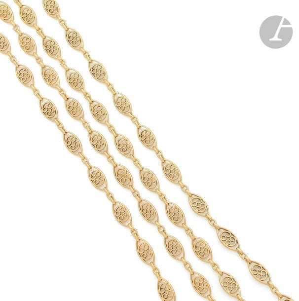 Chaîne de montre en or 18K (750) articulée de maillons ovales filigranés. Travail français du début du XXe siècle.
Longueur : 146 cm environ.
Poids : 53,8 g