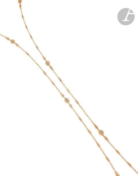Sautoir en or 18K (750) articulé de maillons filigranés. Travail français antérieur à 1919.
Longueur : 155 cm environ.
Poids : 34,8 g