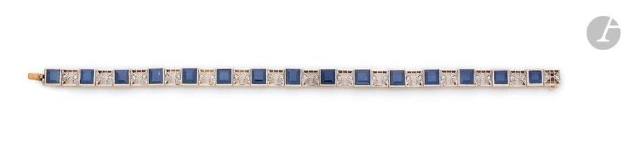 Bracelet en or 18K (750) et platine, articulé de saphirs carrés alternés de maillons sertis de diamants taillés en roses.
Dimensions : 0,5 x 18 cm environ.
Poids brut : 19,6 g (choc)