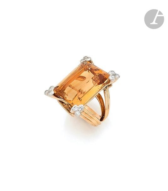 MARCHAK
Bague en fils d’or jaune 18K (750), ornée d’une citrine de forme rectangulaire taillée à pans coupés, les angles agrémentés de diamants ronds de taille brillant sur platine. Signée et numérotée. Travail français des années 1960. Tour de doigt : 51 / 52.
Poids brut : 24,2 g