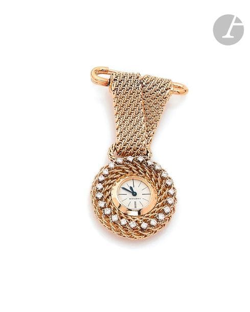 CARTIER. Vers 1950
150441 - 015236
Montre en or jaune 18K (750) avec sa broche formant pendant, cadran blanc, index bâtons peints formant les heures, boîtier en fil d’or jaune, serti de diamants taille brillant, mouvement à remontage mécanique signé Cartier INC.
Cadran, boîtier et mouvement signés.
Diamètre : 27 mm.
Poids brut : 33,8 g