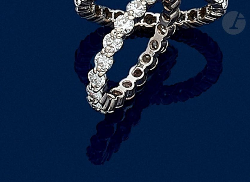 18K (750) white gold wedding band set with 21 round brilliant diamonds. Finger size: 50
.Gross weight: 2.5 g