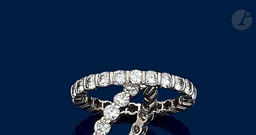 Wedding band in 18K (750) white gold, entirely set with round brilliant diamonds. Finger size: 54
.Gross weight: 2.8 g
