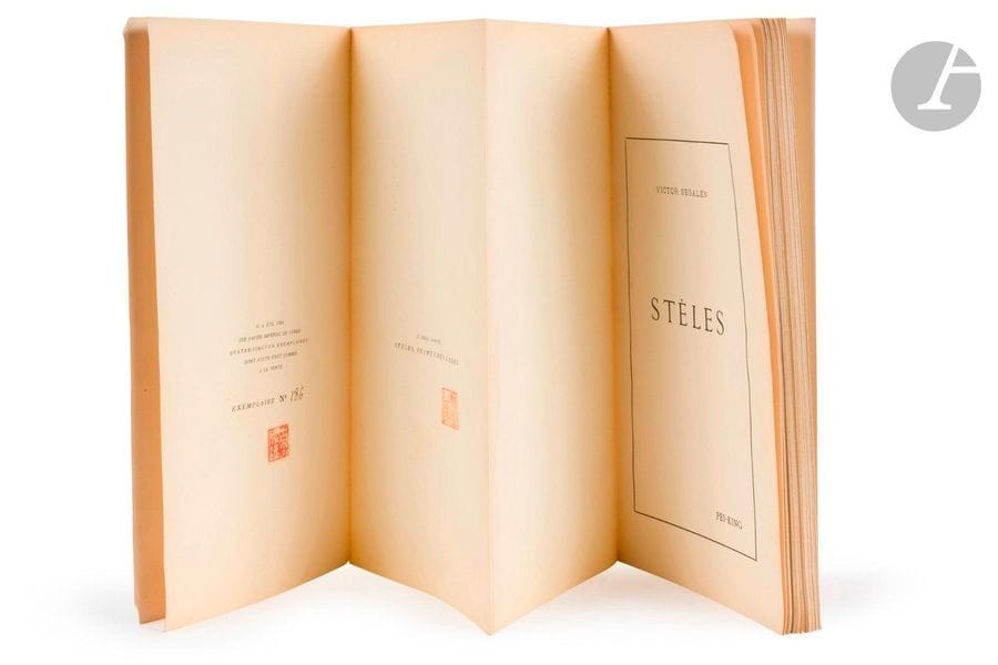 SEGALEN (Victor).
Stèles.
Pei-King, 1912. — In-4, 283, 141, plié en accordéon, sous chemise de papier marbré moderne.

Édition originale de cette œuvre majeure de Victor Segalen, conçue et financée par ses soins.

Un des 200 exemplaires sur vélin parcheminé, ou papier européen.

Exemplaire dont la chemise d’origine a été remplacée par une chemise moderne en papier marbré doublé de papier bois, sur laquelle l’étiquette imprimée sur papier pelure blanc portant le titre du livre a été rapportée. Piqûres et mouillure à un angle des deux plats de la couverture.