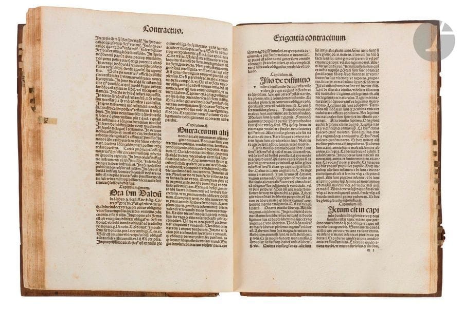 [COLLECTIF].
Modus legendi abbreviaturas in utroq(ue) jure sive processus iuris.
Strasbourg : [Georg Husner], secunda feria post Margarethe [21 juillet] 1494. — In-folio, 281?x?209 : (126 ff. dernier blanc). [sig. a-f8/6 g-v6] ; car. goth., deux col. de 52 lignes. Demi-veau havane estampé de rinceaux à froid sur ais de bois, restes de fermoirs en laiton ciselé, dos à nerfs, signets de parchemin manuscrit dépassant de la gouttière (reliure de l’époque).

Hain, 11487. - BMC, I, 144.

Édition incunable très rare de ce recueil de textes juridiques, dont la plus ancienne édition datée est de 1476. Celle-ci fut imprimée à Strasbourg par l’imprimeur du « Jordanus » de Quelinburg de 1483, désignant Georg Husner.

Ce recueil était destiné spécialement aux étudiants en droit canon et civil. « Premier livre de paléographie que nous connaissions », selon Brunet, il contient les abréviations les plus usuelles des écrits juridiques, pour l’intelligence aussi bien des imprimés que des manuscrits, et les 10 textes suivants :
- Processus judiciarius du juriste allemand Johannes de Auerbach (f. d4 v°),
- Tractatus praesumptionum (f. k1 v° col. 2),
- Summa qualiter notarii archiepiscoporum et episcoporum debeant notarie officium exercere de Domenico da Vicenza (f. k2 v° col. 1),
- Tractatus notariatus (f. m1 r° col. 1),
- Defensorium juris de Gerhardus Monacus (f. r2 r° col. 1),
- Tractatus exceptionum du pape Innocent IV (1200?-1254) (s6 r° col. 2, l. 38),
- Tractatus praescriptionum de Dinus Mugellanus (1253?-1303) (f. t2 v° col. 2),
- Tractatus brevis de arbotris et arbitratoribus de Pierre Jacobi (f. t5 v° col. 1),
- Differentia legum et canonum de Galvano Allegralcore (f. v1 r° col. 1),
- De tabellionibus de Bartolus de Saxoferrato (1314?-1357) (f. v3 r° col. 1).

Exemplaire complet, y compris du dernier feuillet blanc, conservé dans sa première reliure. Il comporte quelques notes manuscrites dans les marges des feuillet