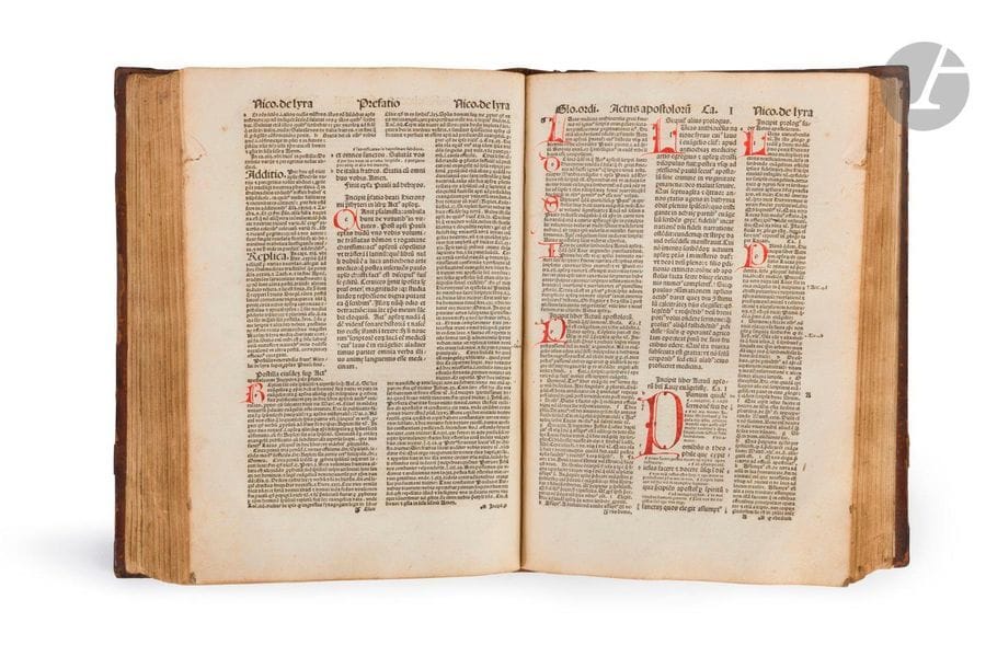 [BIBLE].
Sexta pars biblie cu(m) glosa ordinaria & expositiõe lyre litteralo & morali:necnõ additiõib(us) ac replecis…
Bâle : Johannes Petri et Johann Froben, 1498. — In-folio, 311?x?220 : (280 ff. dernier blanc) [sig. a-y8/6 z8 A6 B-R8/6] ; car. goth., deux col. de 78 lignes. Veau brun estampé sur ais de bois, plats ornés d’un décor identique composé de deux cadres faits de rinceaux pour l’un et de phylactères au nom de Maria pour l’autre, entourant au centre des motifs de chardons à l’intérieur, bouillons et ombilic en laiton ciselé et ajouré, restes des parties en laiton ciselé à motif de profils humains des premiers fermoirs, dos à nerfs, tranches lisses (reliure de l’époque).

BMC, III, 791-792. - Hain, 3172. - Pellechet, 2351. - Delaveau-Hillard, Bibles imprimées du XVe au XVIIIe siècle, n° 759.

Première et rare édition de la sixième partie sur les six parues de cette Bible éditée par l’humaniste et poète alsacien Sébastian Brant (1457-1521).

Il s’agit d’une édition glosée de la Bible, où l’on trouve les « gloses ordinaria », les « Expositiones » de Guillelmus Barbinus (14..-14..), les « Additiones » de l’évêque espagnol Paul de Sainte-Marie (1353?-1435), les « Replicationes » du franciscain et exégète Mathias Döring (1390-1469) ainsi que les « Postillae » et les « Moralia » du franciscain français Nicolas de Lyre (1270?-1340?).

L’édition fut originellement publiée en 6 volumes en 1498, imprimée à Bâle par Johann Froben en association avec Johannes Petri. Ce volume est le dernier de la série, imprimé en caractères gothiques.

Cet exemplaire est entièrement rubriqué en rouge ; il provient du monastère d’Admont comprenant deux notes strictement de l’époque écrites semble-t-il par un certain frère Bartholomé.

La première indique : « Istum librum conparavit frater Bartholomeus presbiter et monachus professus cenobii Admontis (exima et devota persona) in quo continetur pars novi testamenti epistole (videlicet) Pauli cum