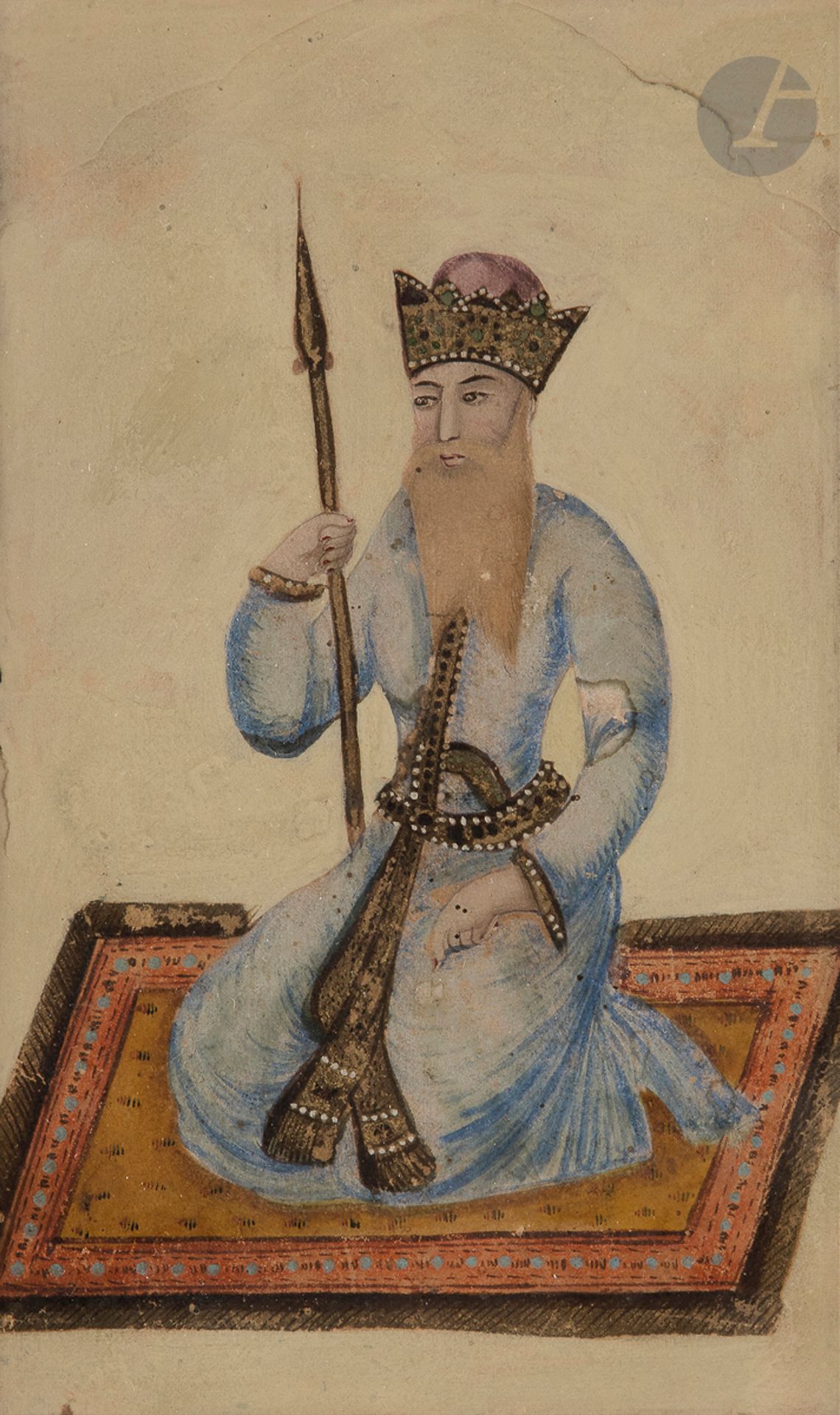 Portrait d’homme couronné, Iran qâjâr, XXe siècle
Gouache sur papier représentant un homme couronné agenouillé sur un tapis et tenant une lance dans sa main droite.
Dim. à vue : 14,8 x 9 cm
Quelques éclats de peinture, légères déchirures et pliures. Cadre.

A Qajar portrait of a crowned man, Iran, 20th century