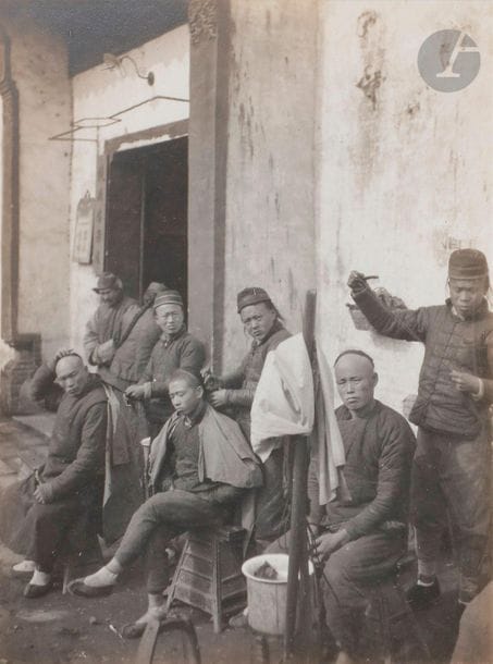 Photogaphe amateur
Voyage en Russie et en Chine par le train, 9 octobre 1910-19 janvier 1911.
Peninsular and Oriental Steam Navigation Company.
Russie. Smolensk. Sibérie. Lac Baïkal. L’Oural. Tatarskaïa. Forêt de la Taïga. Locomotive. Chine. Mandchourie. Mukden. Tientsin. Pékin. Bell Tower. Foire de Loog-Fu-Tze. Le canal de Jade. Temple des Lamas. Palais d’Été. Temple de Confucius. Seguier avec des chameaux. Oury dans sa voiture. Fen-Lo-Chien. Mine Ely. Ma-Tsun. Ma-Chien. Ta-Mei-Sen. Jonques. Hankow. Shanghai. Ditto. Changchun. San-Li-Wan. Fleuve Jaune. Fleuve Han. Han Yang. Nanking. Wuhu. Penza. Irkoutsk. Pont Alexandre sur la Volga. Oural.
Album in-folio oblong composé de 475 épreuves argentiques d’époque contrecollées sur cartons. Dédicace sur la page de garde « Souvenir de quatre mois d’efforts et d’amitiés 9 octobre 1910-19 janvier 1911 ». Légendes et dates manuscrites à l’encre blanche sur les montages.
Format moyen des épreuves : 10,5 x 8 cm

Amateur photographer
Journey to Russia and China by train, 9 October 1910 - 19 January 1911.
Peninsular and Oriental Steam Navigation Company.
Russia. Smolensk. Siberia. Lake Baikal. The Urals. Tatarskaya. Taiga Forest. Locomotive. China. Manchuria. Mukden. Tientsin. Peking. Bell Tower. Loog-Fu-Tze Fair. Jade Canal. Temple of the Lamas. Summer Palace. Temple of Confucius. Seguier with camels. Oury in his car. Fen-Lo-Chien. Mine Ely. Ma-Tsun. Ma-Chien. Ta-Mei-Sen. Jonques. Hankow. Shanghai. Ditto. Changchun. San-Li-Wan. Fleuve Jaune. Fleuve Han. Han Yang. Nanking. Wuhu. Penza. Irkoutsk. 
Oblong folio album, composed of 475 vintage gelatin silver prints, mounted on cardboard. Dedication on the cover page « Souvenir de quatre mois d’efforts et d’amitiés 9 octobre 1910-19 janvier 1911 ». Captions and dates in white ink on mount.
Average size of the prints : 10.5 x 8 cm