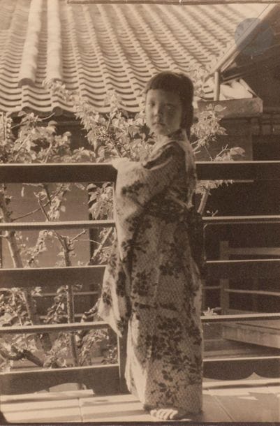 Arnold Genthe (1869-1942) 
Japon, c. 1910. 
Japanese Child at Balcony Railing. 
Épreuve argentique d’époque. Annotations et tampon-signature en rouge au verso. Étiquette tapuscrite de l’exposition du Staten Island Museum (1975) au verso du passe-partout. 
35,5 x 28 cm

Arnold Genthe (1869-1942) 
Japon, c. 1910.
Japanese Child at Balcony Railing.
Vintage gelatin silver print. Annotations and red signature-stamp on verso. Typewritten label from the Staten Island Museum exhibition (1975) on the back of the mount. 
35.5 x 28 cm